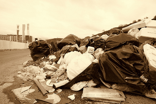 rifiuti "Povera patria", by Daniele Muscetta