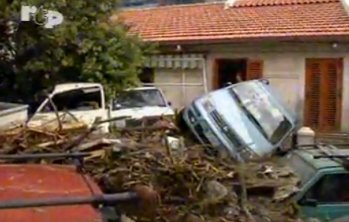 Un fermo-immagine dell'alluvione