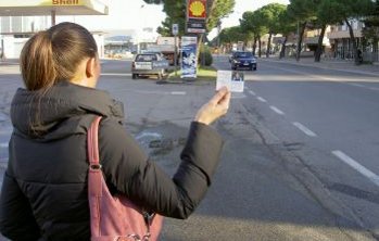 Una ragazza mostra la sua tessera Jungo